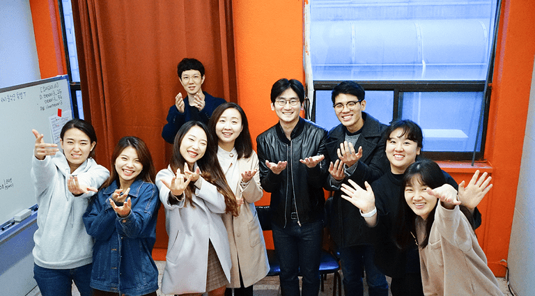 새 멤버를 유혹하는 사랑스러운 크루들