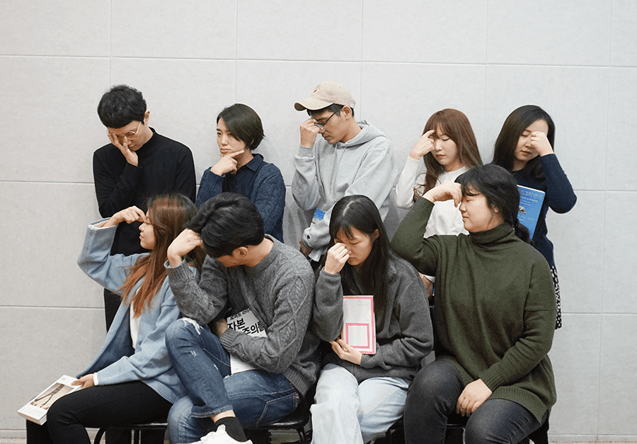 어떻게 하면 더 잘할지 고뇌하는 모습의 크루들